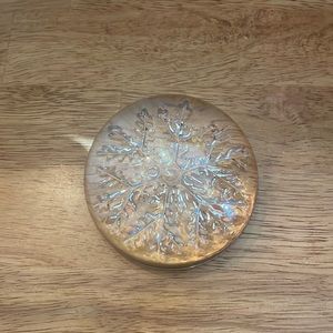 Clear crystal snowflake paper weight in like new condition